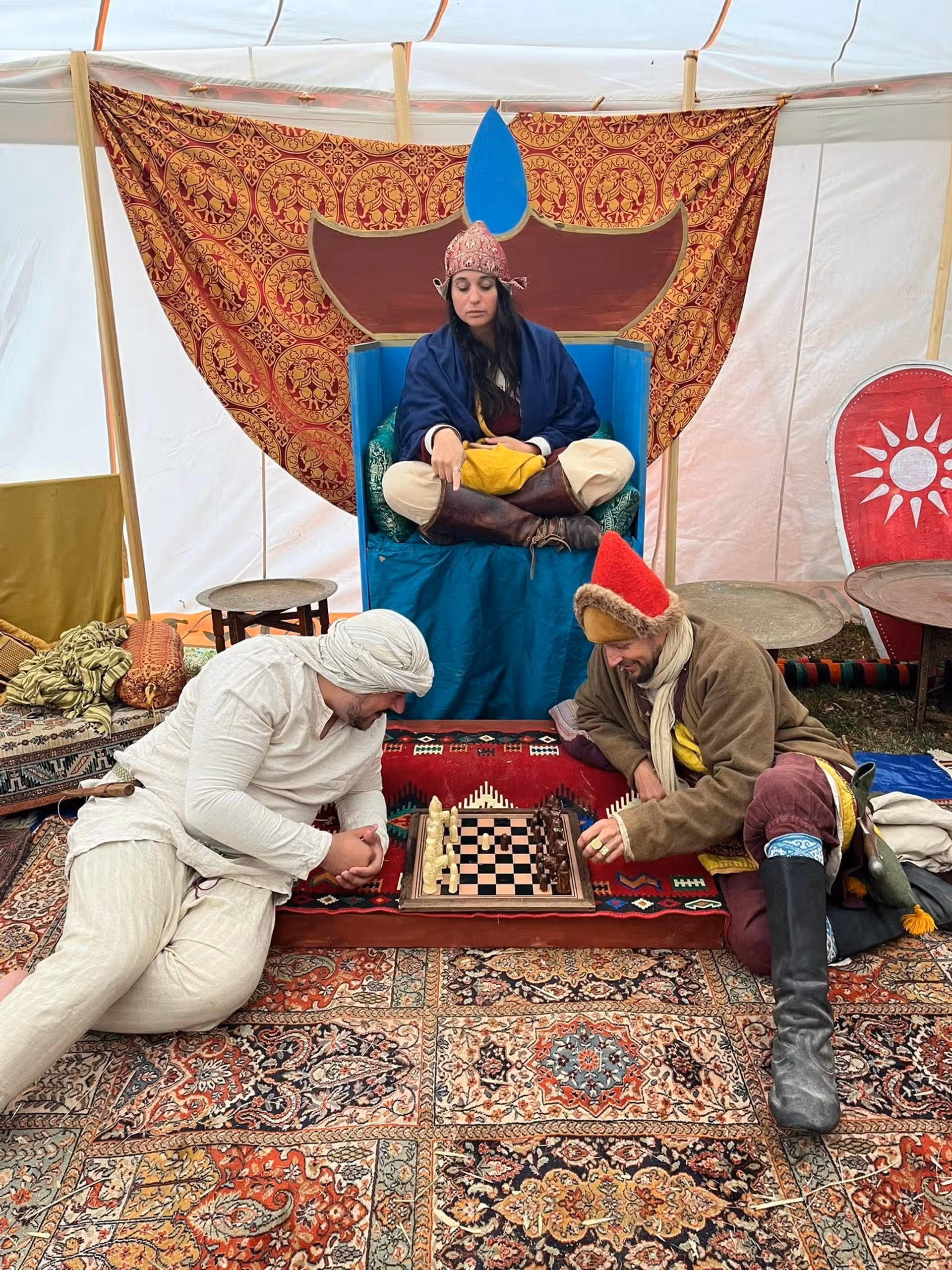 Soldat turc assis sur un trône commente une partie d'échecs entre 2 autres soldats arabes