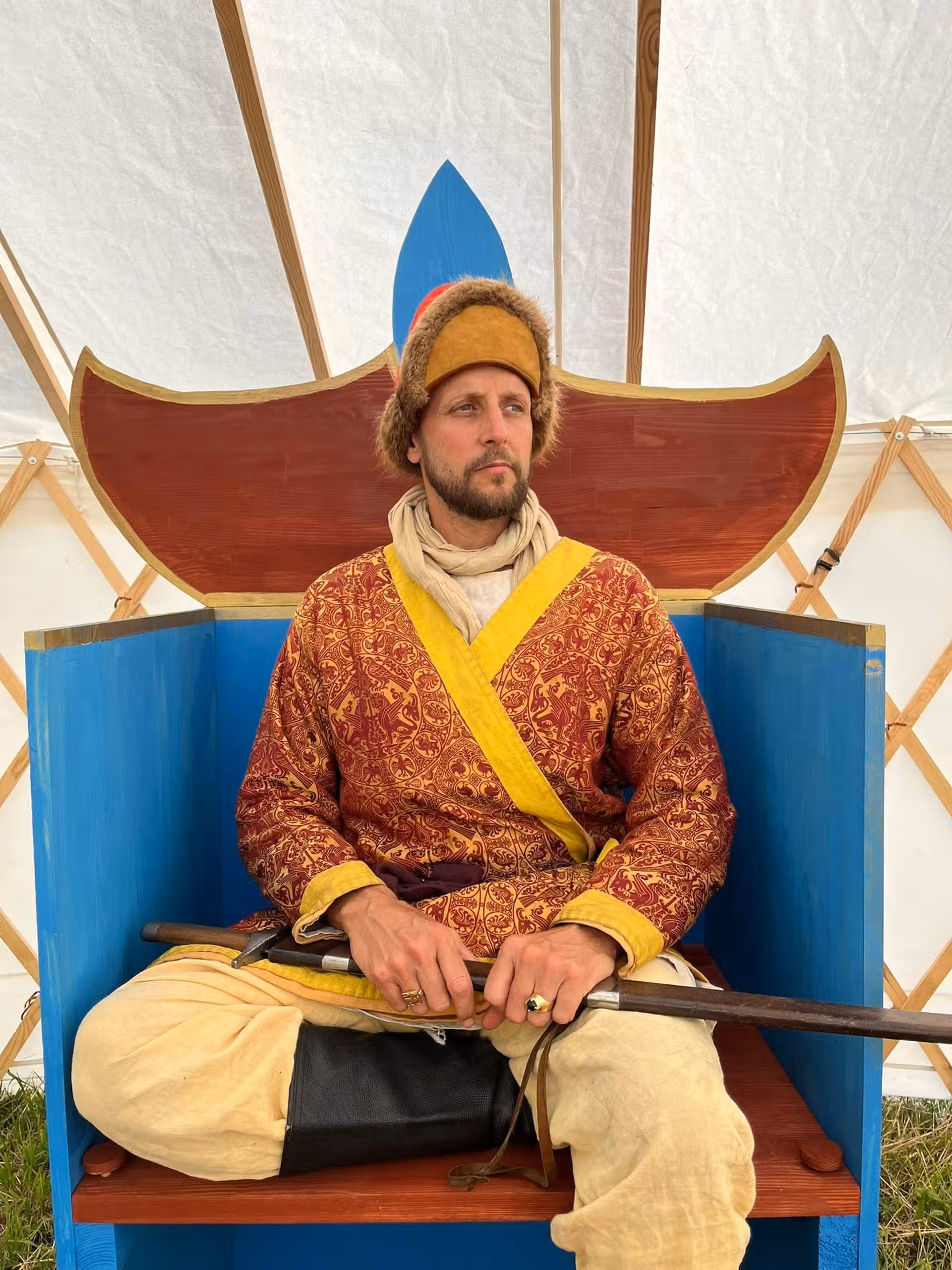 Soldat turcs assis sur le trône du Khan