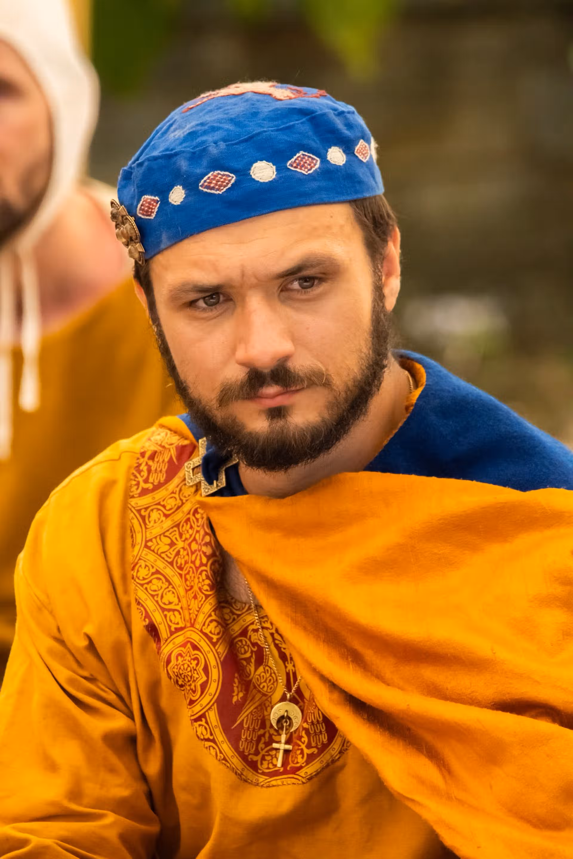 Noble Sir médiéval vêtu de bleu et d'ocre