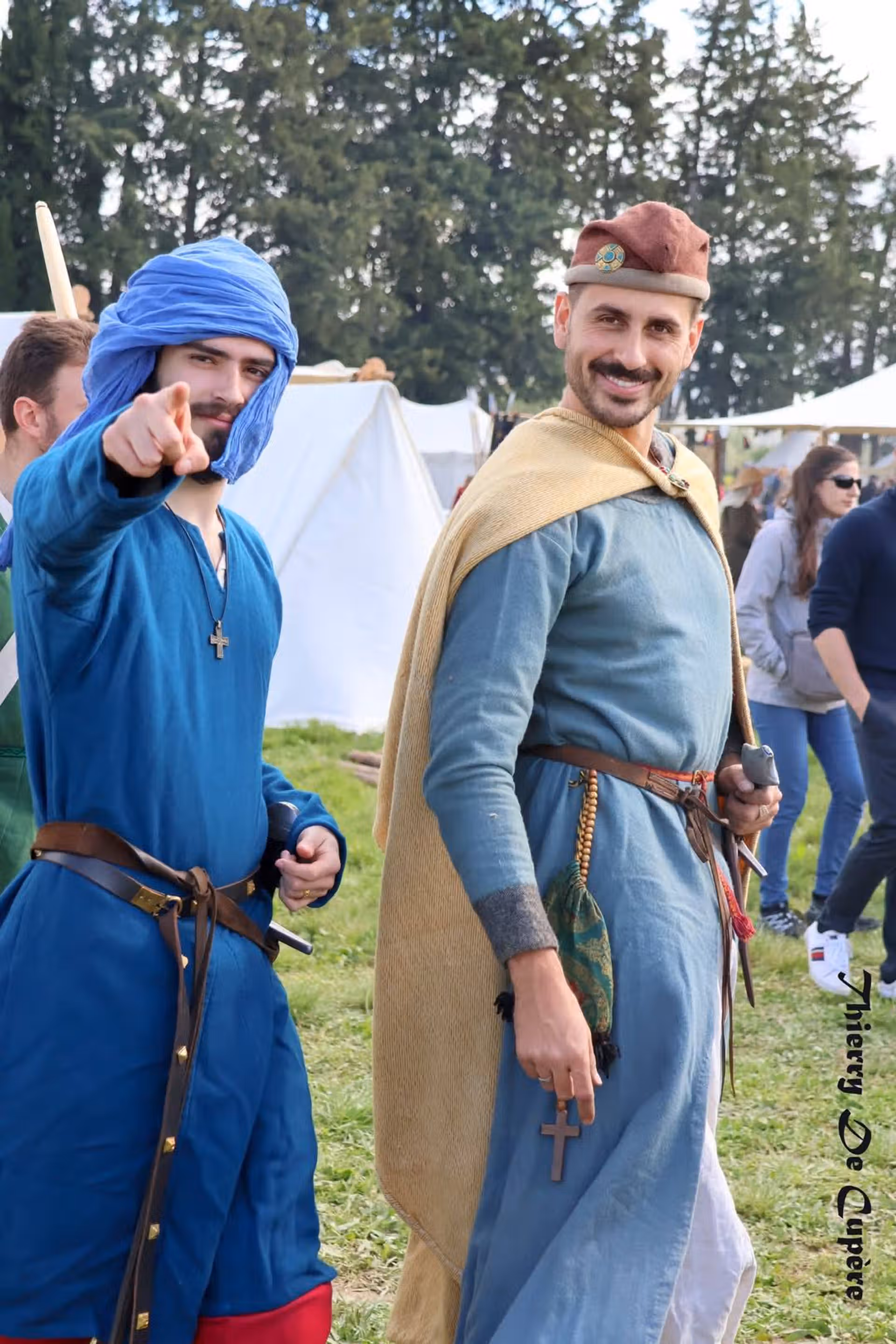 Deux nobles sirs vous montrent du doigt comme candidat à l'adhésion